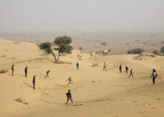 Un partido de cricket en el desierto de Osian