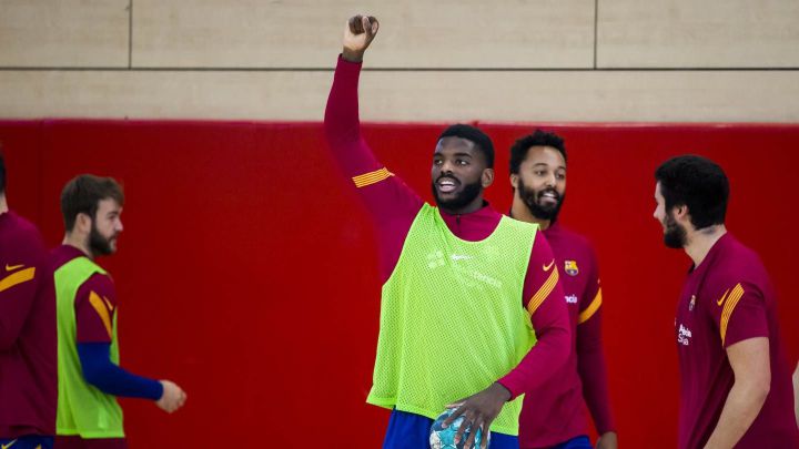 Mem en el centro, en el último ensayo del Barça.