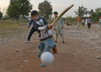 Jugando al cricket en el recreo