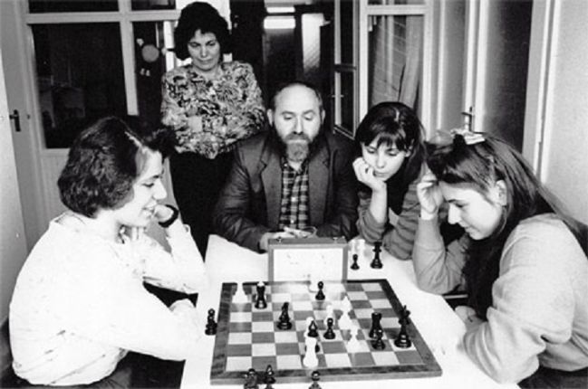 La familia Polgar en su domicilio.