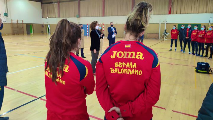 Irene Lozano habla ante la selección española de balonmano femenino, las Guerreras, antes de poner rumbo al Europeo de Balonmano Femenino en Dinamarca.