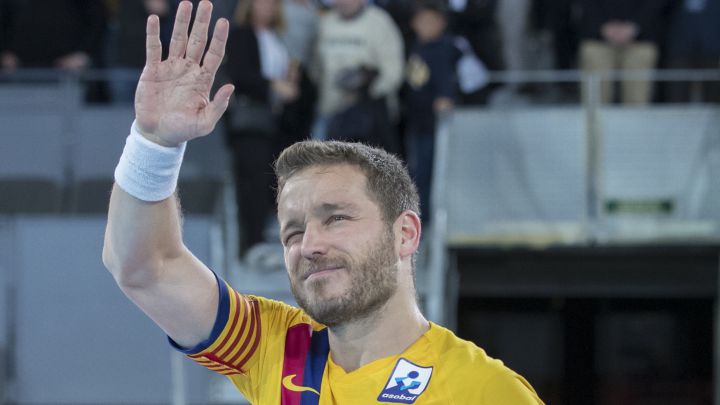 Víctor Tomás celebra el título de campeones de la Copa del Rey de Balonmano con el Barcelona.