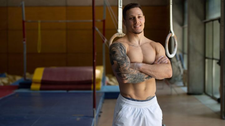 El gimnasta español Néstor Abad posa en el CAR de Madrid durante un entrenamiento.