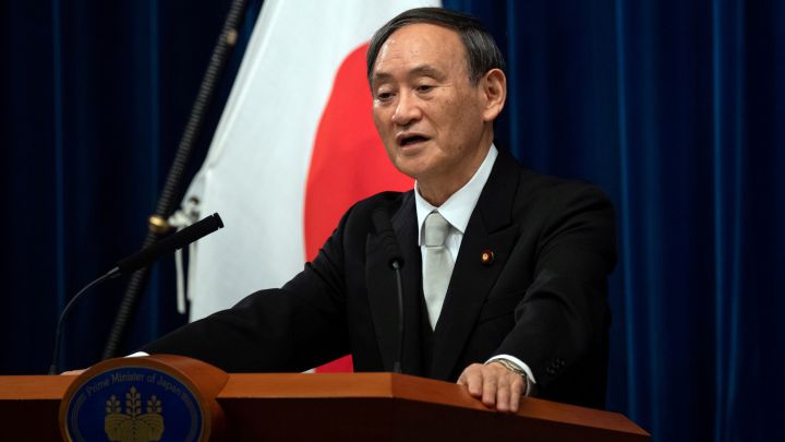 El primer ministro de Japón, Yoshihide Suga habla durante una rueda de prensa.
