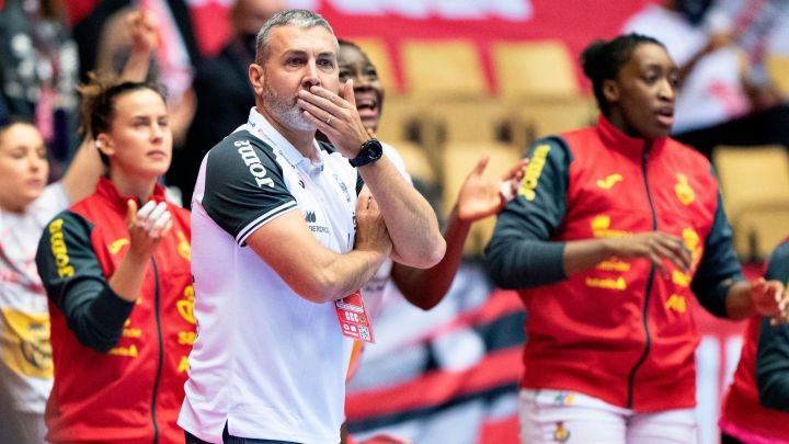 Carlos Vivier tiene detrás a jugadoras de la Selección femenina de balonmano