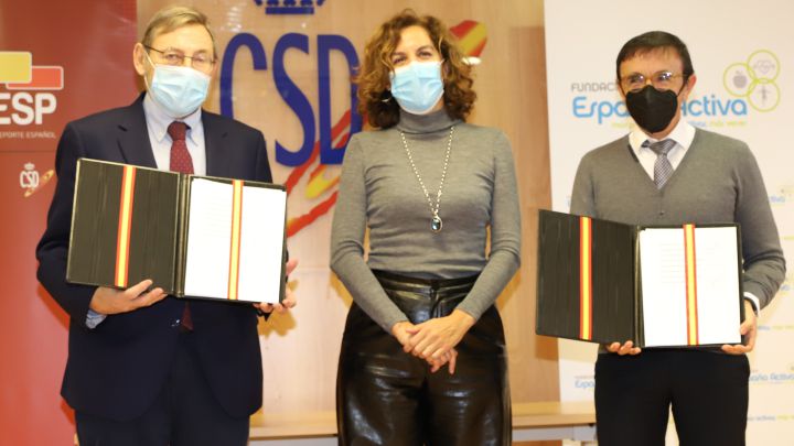 El presidente de España Activa Jaime Lissavetzky, la presidenta del CSD Irene Lozano y el presidente de ADESP José Hidalgo durante la presentación de la plataforma España Deporte.