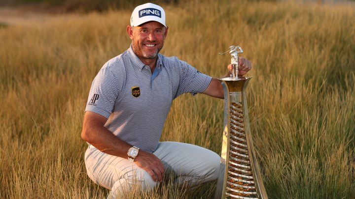 Lee Westwood posa con el trofeo de la Carrera a Dubaitras el DP World Tour Championship en el Jumeirah Golf Estates de Dubai, Emiratos Árabes Unidos.