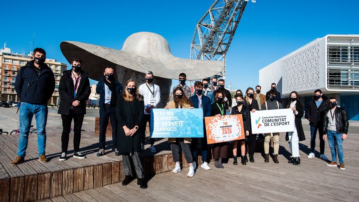 Los deportistas valencianos, junto a Elena Tejedor, directora de la FTA.