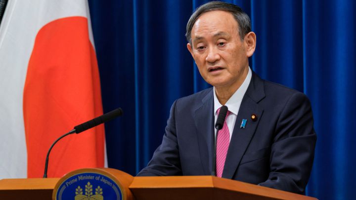El primer ministro de Japón Yoshihide Suga interviene durante un discurso.
