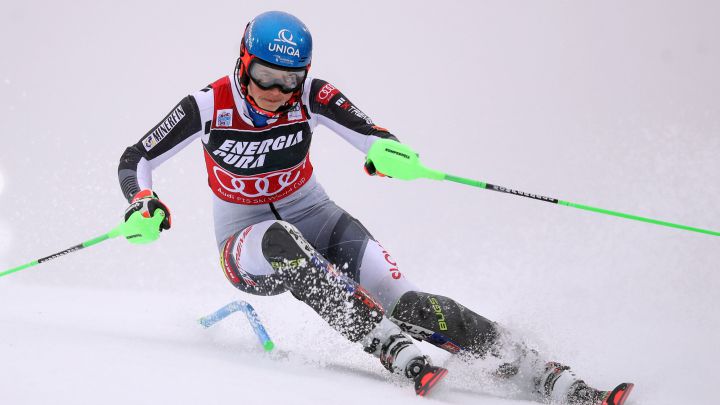 Vlhova refuerza liderato ganando el eslalon de Zagreb