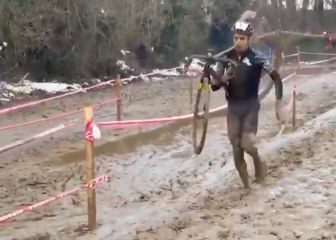 El sufrimiento de todo un campeón de La Vuelta España en el fango: atentos a cómo suena