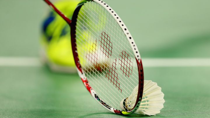 Imagen de una raqueta y un volante de bádminton.