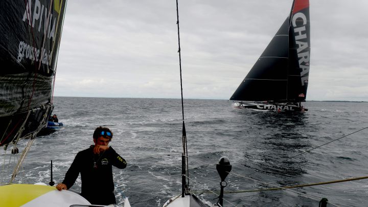 Charlie Dalin, a bordo del "Apivia" antes de la Vendée Globe.