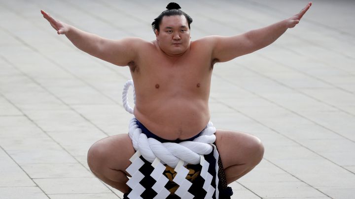El gran campeón de sumo o yokozuna Hakuho realiza el ritual de Año Nuevo de 2016 en el Meiji Shrine de Tokio, Japón.