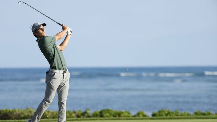 Joaquin Niemann golpea la bola durante la primera jornada del Sony Open in Hawaii en el Waialae Country Club de Honolulu, Hawaii.