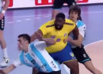 Así juega Mvumbi: el congoleño de 110 kilos que se ha hecho viral en el Mundial de Balonmano