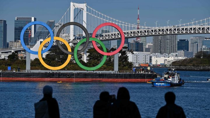 Imagen de los aros olímpicos en la Bahía de Tokio.