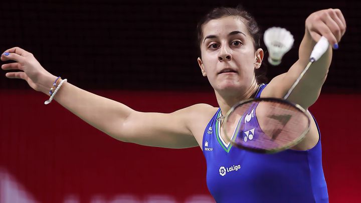 Carolina Marín devuelve el volante durante su partido ante Xuefei Qi durante su partido de primera ronda del Yonex Open de Tailandia.