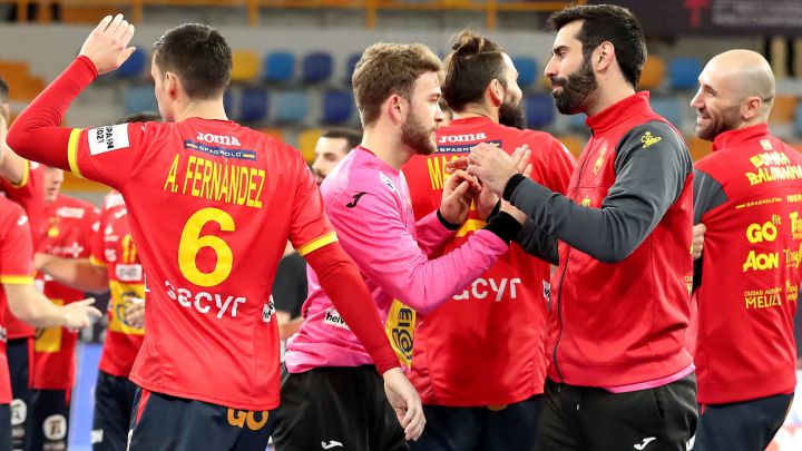 Gonzalo Pérez De Vargas celebra la victoria de España ante Túnez en el Mundial de Balonmano de Egipto 2021.