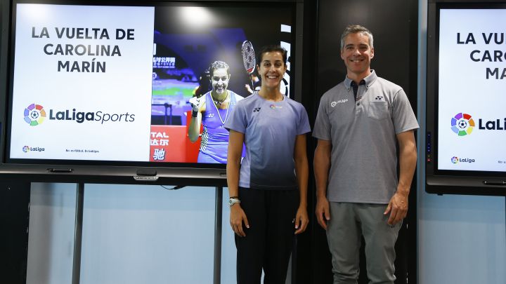 Carolina Marín junto a su entrenador Fernando Rivas en un acto de LaLiga Sports.