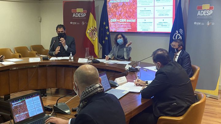 El presidente de la FEB y del CADE Jorge Garbajosa, la presidenta del CSD Irene Lozano y el presidentre de la FETRI y ADESP José Hidalgo, durante una reunión del CADE.