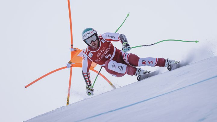Vincent Kriechmayr compite durante la prueba del Super-G de la Copa del Mundo de Esquí Alpino de Kitzbühel, Austria.