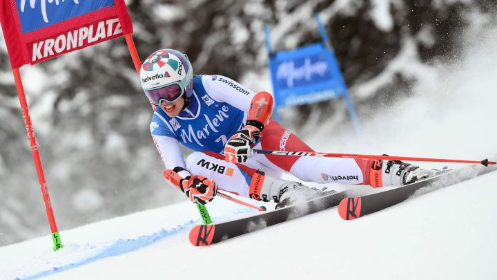 Michelle Gisin, en acción durante el gigante de la Copa del Mundo de Esquí Alpino en la estación de Kronplatz.