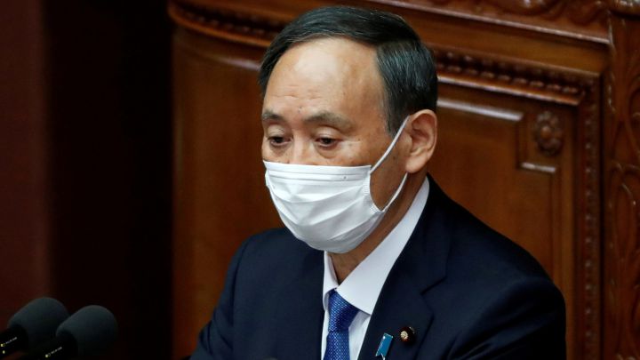 El primer ministro japonés Yoshihide Suga interviene en el Parlamento de Japón.