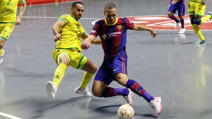 Ferrao controla el balón durante la final de la Copa de España de Fútbol Sala 2020 entre el Jaén Paraíso Interior y el Barcelona.