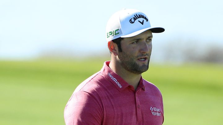 Jon Rahm camina durante la última jornada del Farmers Insurance Open en el Torrey Pines South de San Diego, California.