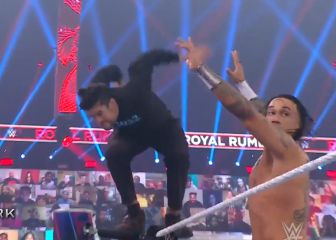 ¿Esto qué es? En medio del Royal Rumble aparece Bad Bunny y todos enloquecen