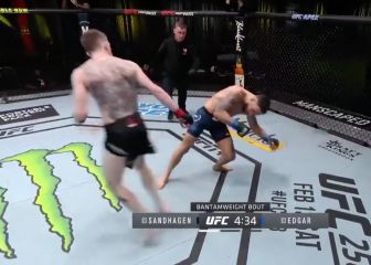 Brutal rodillazo volador a la cara: Su rival totalmente KO