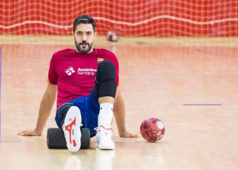 Raúl Entrerríos recibe a su hermano Alberto en el Palau