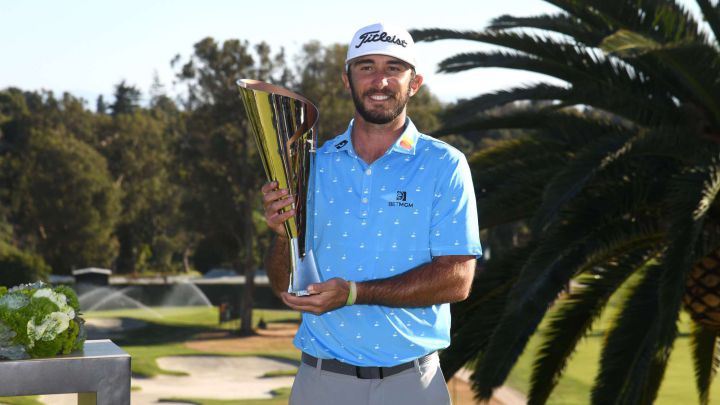 Max Homa posa con el título de campeón del The Genesis Invitational tras batir en el desempate a Tony Finau en el Riviera Country Club de Pacific Palisades, California.