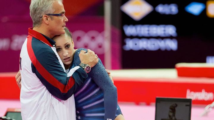 John Geddert con una gimnasta en Londres 2012.