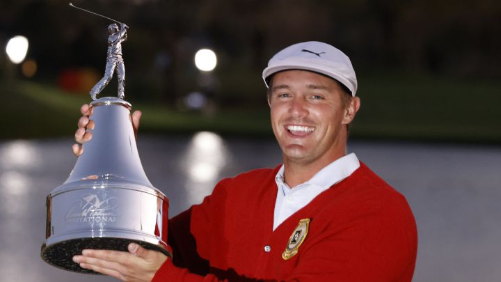 Bryson DeChambeau posa con el trofeo de campeón del Arnold Palmer Invitational en el Bay Hill Club & Lodge.