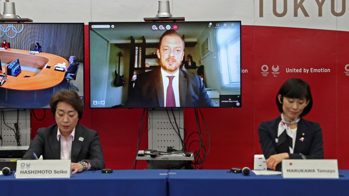El presidente del Comité Paralímpico Internacional Andrew Parsons interviene junto a la presidenta del comité organizador de Tokio 2020 Seiko Hashimoto y la ministra japonesa para los Juegos Olímpicos Tamayo Marukawa en una rueda de prensa.