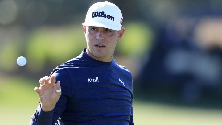 Gary Woodland coge una pelota durante un entrenamiento previo al The PLAYERS Championship 2021 en el TPC Sawgrass de Ponte Vedra Beach, Florida.