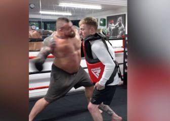El que fuera el hombre 'más fuerte del mundo' golpea a un ex atleta y su vuelo se hace viral...