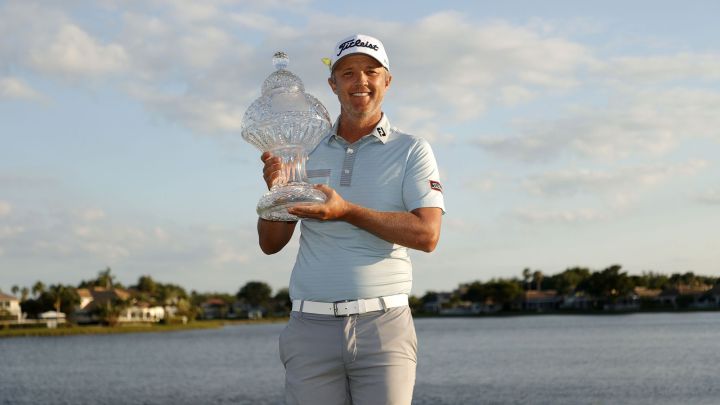 Matt Jones posa con el trofeo de campeón del The Honda Classic en el PGA National Champion de Palm Beach Gardens, Florida.