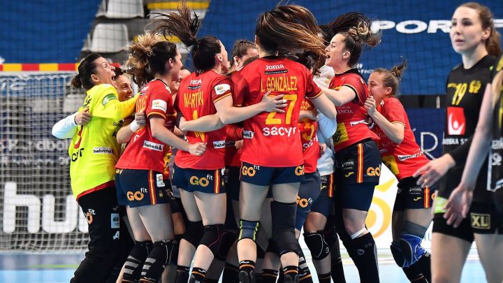 Las Guerreras celebran su empate ante Suecia en el Preolímpico de Lliria.