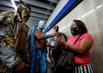 Luchadores en el Metro de Ciudad de México