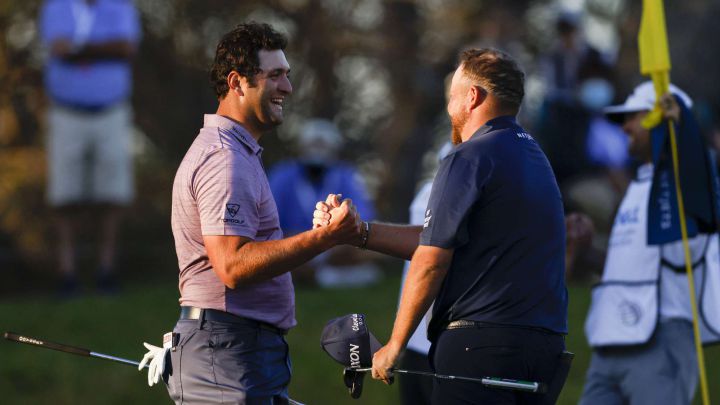 Jon Rahm saluda a Shane Lowry tras conseguir su segunda victoria en el Mundial Match Play.