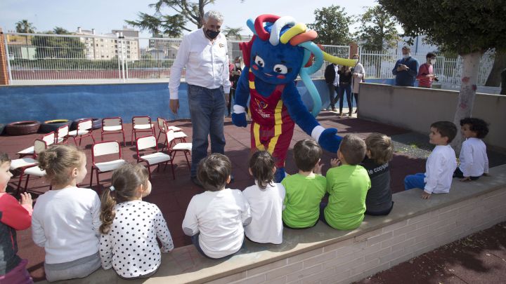 Fernando Romay y 'Lola', la mascota del Eurobasket femenino, participaron en el Día de L'Esport.