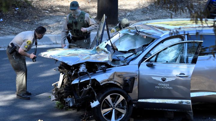 Agentes de la policía del Condado de Los Angeles analizan el coche de Tiger Woods tras su accidente del pasado 23 de febrero en una carretera de California.