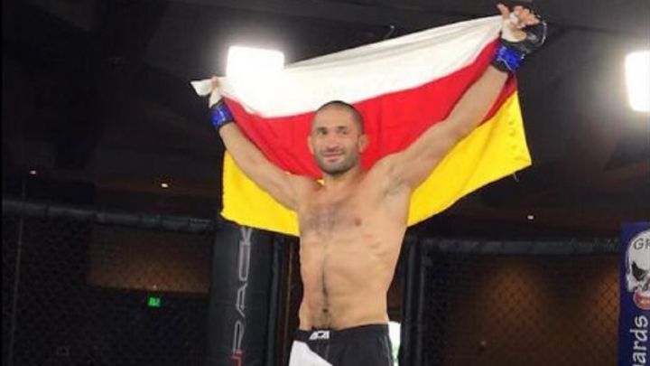 El luchador Khetag Pliev celebra una victoria tras un combate.