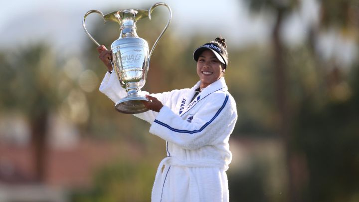 La golfista tailandesa Patty Tavatanakit posa con el trofeo de campeona del ANA Inspiration en el Dinah Shore de Mission Hills Country Club en Rancho Mirage, California.