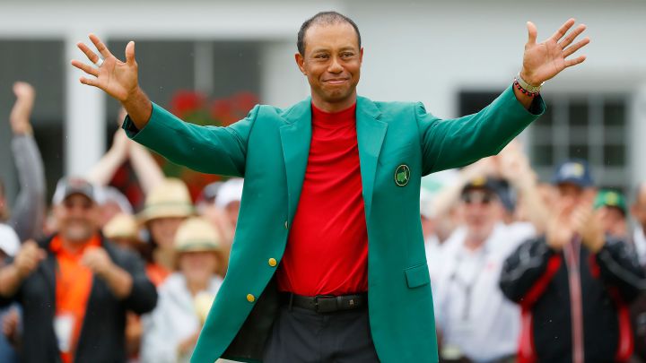 Tiger Woods posa con la chaqueta verde de campeón tras proclamarse ganador del Masters de Augusta 2019.