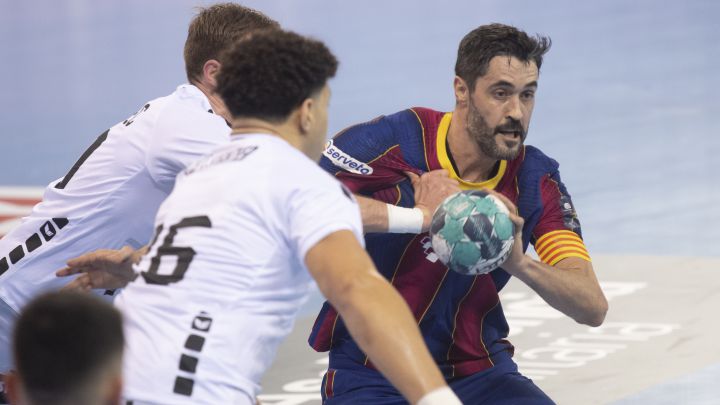 Raúl Entrerríos intenta lanzar durante el partido de la Champions League de Balonmano entre el Barcelona y el Nantes.