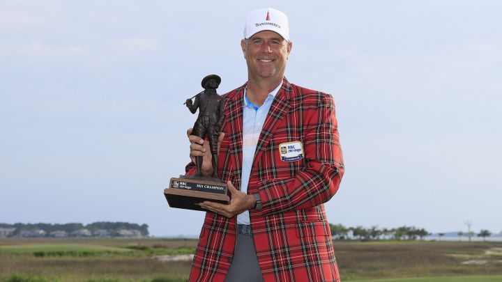 Stewart Cink posa con el trofeo de campeón del RBC Heritage en el Harbour Town Golf Links de Hilton Head Island, South Carolina.